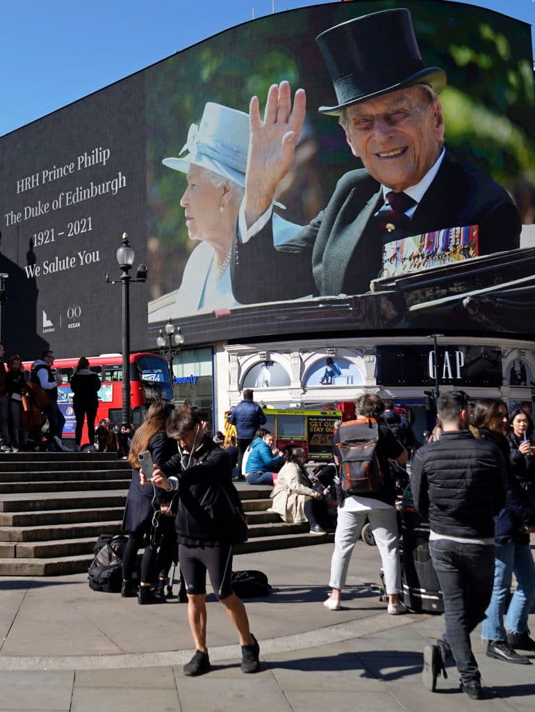 El príncipe Felipe 
<a href="https://www.univision.com/noticias/mundo/muere-principe-felipe-esposo-de-la-reina-isabel">falleció el pasado 9 de abril</a>, a los 99 años de edad. Estuvo casado con la reina por 73 años.