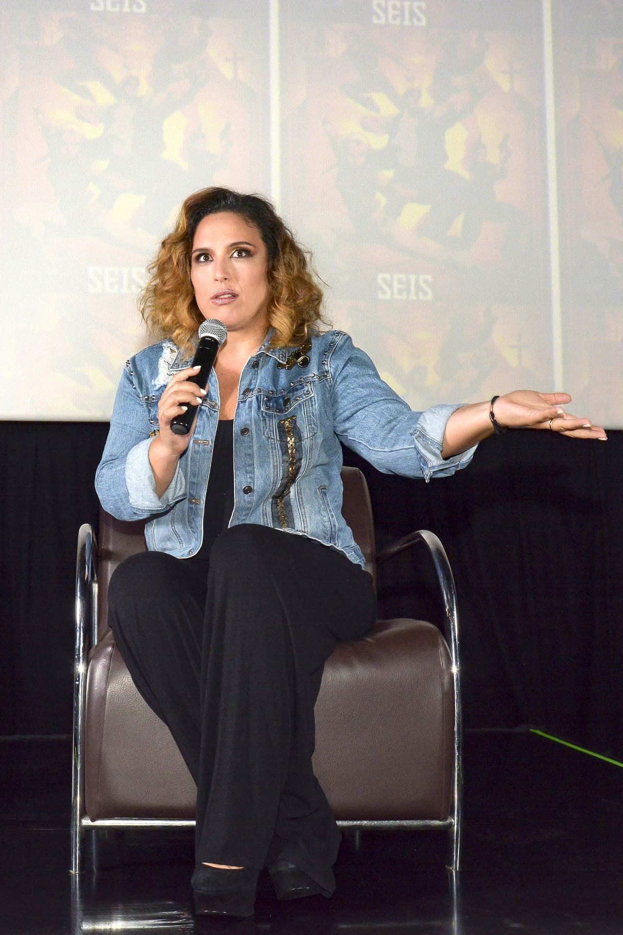 Incluso, reconoció que no le gustaba ir porque la "
<b><a href="https://www.univision.com/famosos/angelica-vale-recuerda-muerte-raul-vale-17-anos-jaime-camil-garza-fotos">trataban 'remal'</a>, me hacían jetas, no me dejaban hacer nada</b>".
<br>