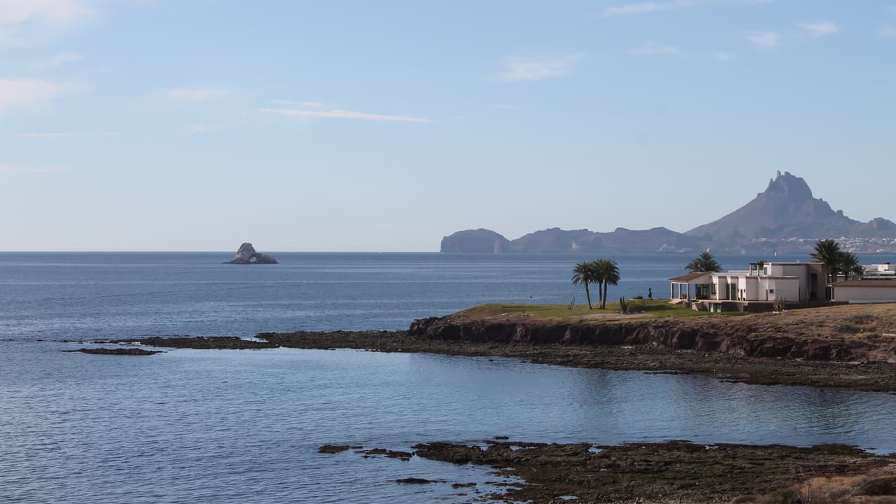 A 45 kilométros de San Carlos se encuentra la Isla San Pedro Nolasco, donde se pueden observar mucha fauna marina y miles de aves.