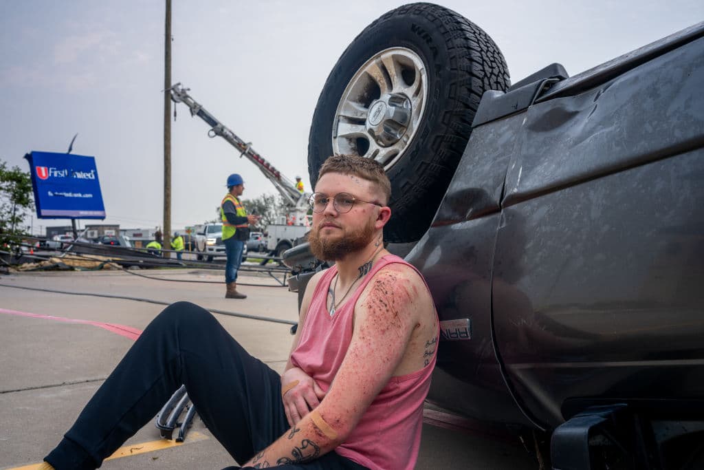 "Estoy feliz y 
<b>agradecido de estar vivo</b>", declaró Ryan Leamer, al describir que su camioneta fue impulsada hasta quedar al revés y al lado contrario de la vía que tomó ese miércoles.