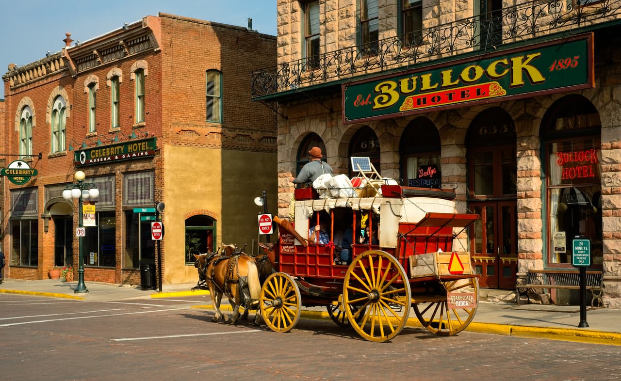 <b>Deadwood, South Dakota</b>
<br>
<br>Población: 1,548 habitantes.
<br>
<br>Esta fue una ciudad en auge en la década de 1870, durante la llamada ‘fiebre del oro de Black Hills’. Tiene menos población ahora, mucha historia y encanto. Allí se filmó una sería de HBO que tiene este mismo nombre: Deadwood.
<br>