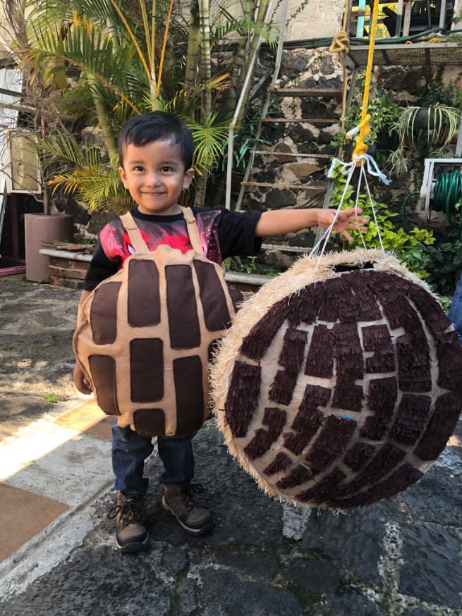 Para Richi este es su pan favorito. Él es un niño de cuatro años originario de Xalapa, Veracruz, que se volvió viral en México gracias a las fotografías que su tía subió a Twitter de su fiesta de cumpleaños, la cual estuvo decorada con temática de concha de chocolate.