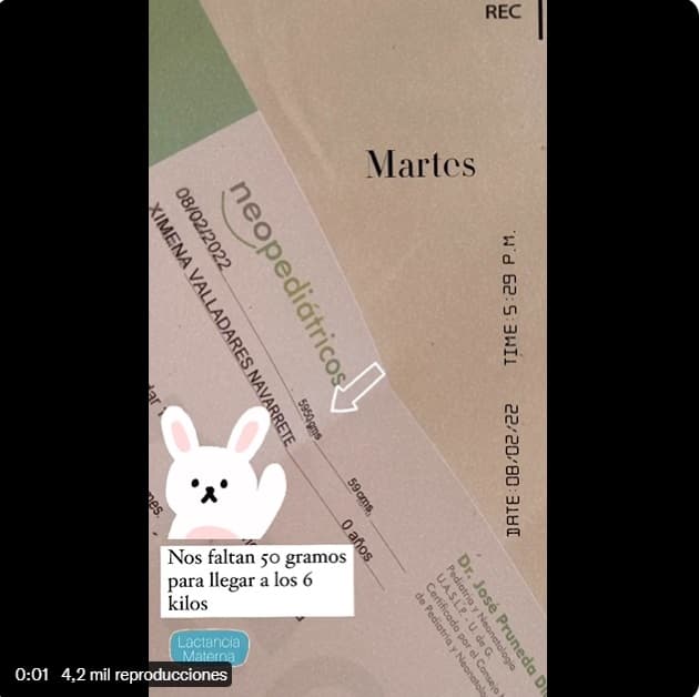 En la información que compartió, se aclara que la bebé ya pesa casi 6 kilos (13 libras) e insistió en que "no la despertará" para darle de comer.
<br>