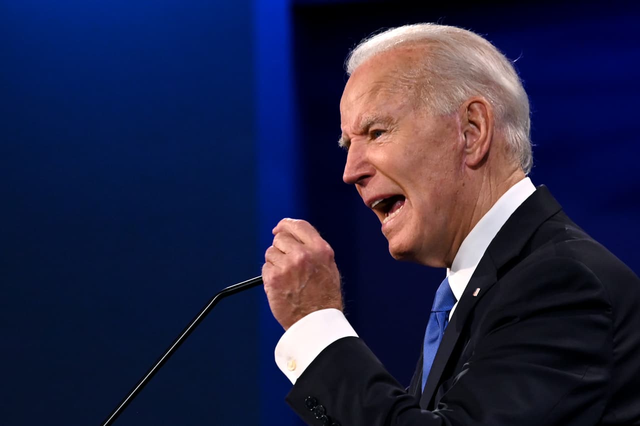 Joe Biden dijo que reelegir al presidente Donald Trump sería peligroso para el medio ambiente. “Cuatro años más de (gobierno de) este hombre, eliminando todas las regulaciones que (el expresidente Barack Obama y yo) establecimos para limpiar el medio ambiente y limitar las emisiones nos va a poner en una posición muy problemática”, dijo el candidato demócrata.
<br>
