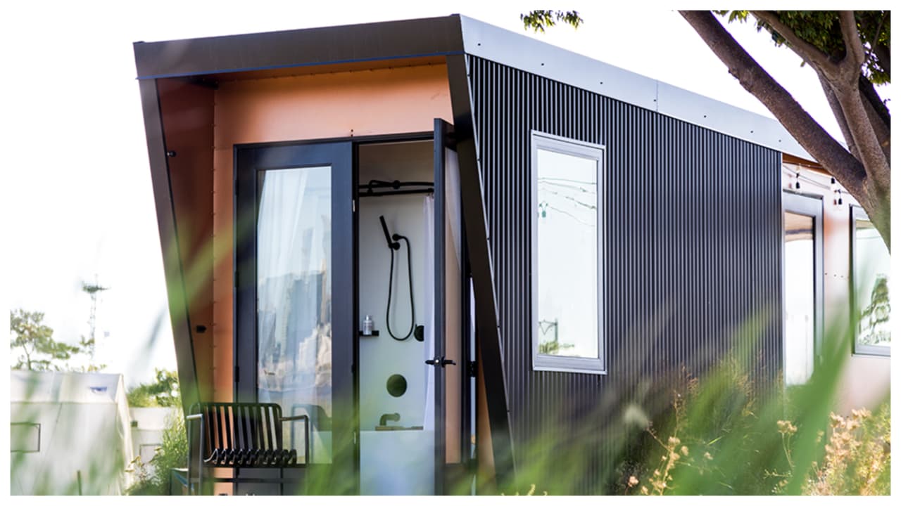 En este tipo de glamping, hasta la experiencia de bañarse toma escenarios distintos.