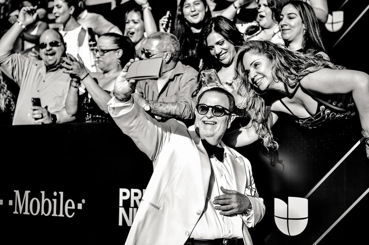 Raúl de Molina llegó impecable y muy saludador.