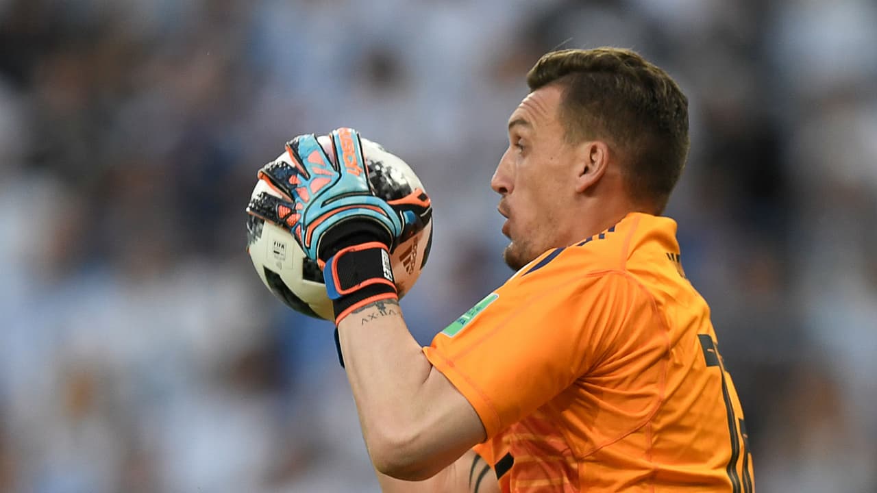 ¡Con Armani es otra cosa! El portero salvó a Argentina del desastre