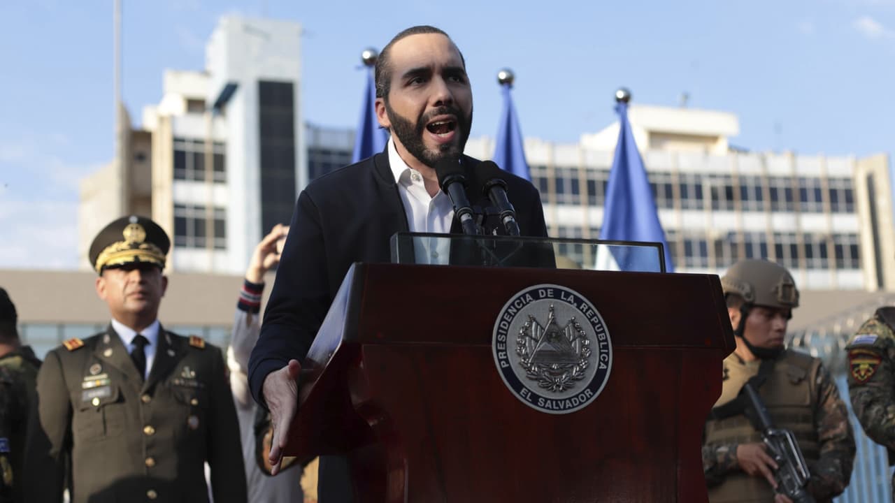 La negativa del Poder Legislativo de aprobar un crédito de 109 millones de dólares, destinados a la seguridad, solicitados por el presidente Nayib Bukele ha generado un choque de poderes. El consejo de ministros llamó a una sesión plenaria para dar luz verde al préstamo, pero los diputados no asistieron bajo el argumento de que eso rompe el orden constitucional, lo que generó el descontento del mandatario.