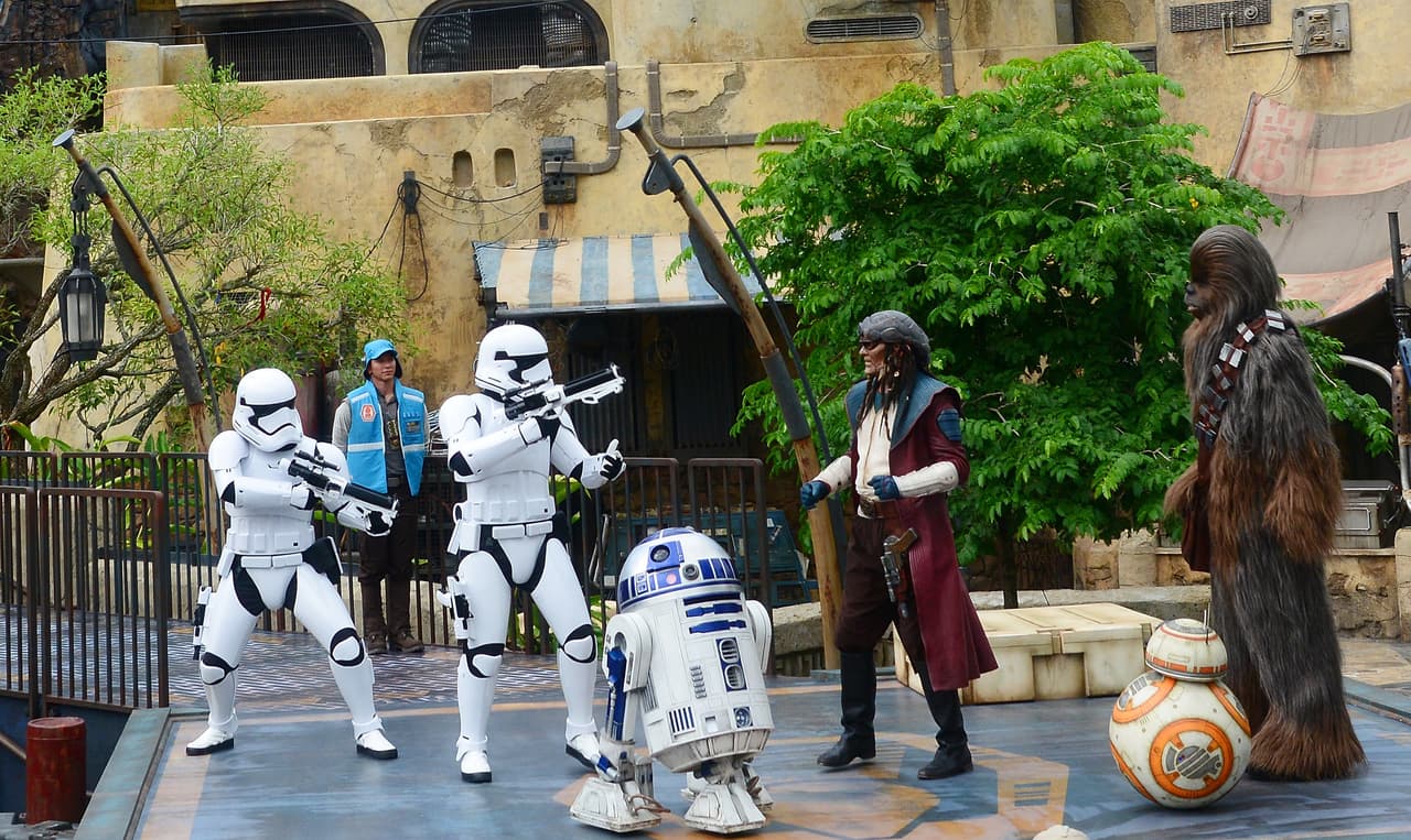 <b>Puesto 2. Disney's Hollywood Studios </b>
<br>
<br>Número de atracciones: 17
<br>
<br>Costo por atracción: 7.24 dólares
<br>
<br>Ubicación: Lake Buena Vista, Florida
<br>
<br>Es parte del inmenso complejo de parques de Disney en el centro de Florida. Sus atracciones están inspiradas en las mega producciones cinematográficas de Disney,
<a href="https://www.visitorlando.com/things-to-do/theme-parks/walt-disney-world-resort/disneys-hollywood-studios/"><u>como Star Wars y Toy Story</u></a>.
<br>
<br>El parque Disney's Animal Kingdom at Walt Disney World Resort, el original de Disney en Orlando, está cumpliendo 50 años. Según el estudio de Etias.com, el costo promedio de cada paseo en sus atracciones es de 1.98 dólares, el puesto 14 entre los más baratos del mundo.