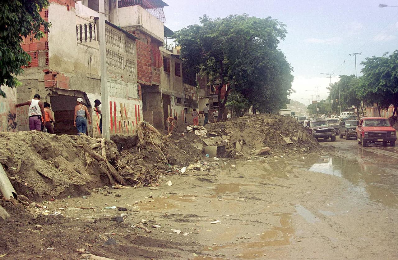 <h3 class="cms-H3-H3">19. Venezuela</h3>
<br>
<br>⛈️ 
<b>Muertes por año debido a desastres naturales, 1960-2022:</b> 25.5 por millón de personas.
<br>
<br>⛈️ 
<b>Tipo de desastre natural más común: </b>Inundaciones (37 desde 1900).
<br>
<br>⛈️
<b> Desastre natural más mortal desde 1900: </b>Inundaciones de diciembre de 1999 (30,000 muertes).
<br>
<br>⛈️ 
<b>Población:</b> 28.7 millones de habitantes. 
<br>