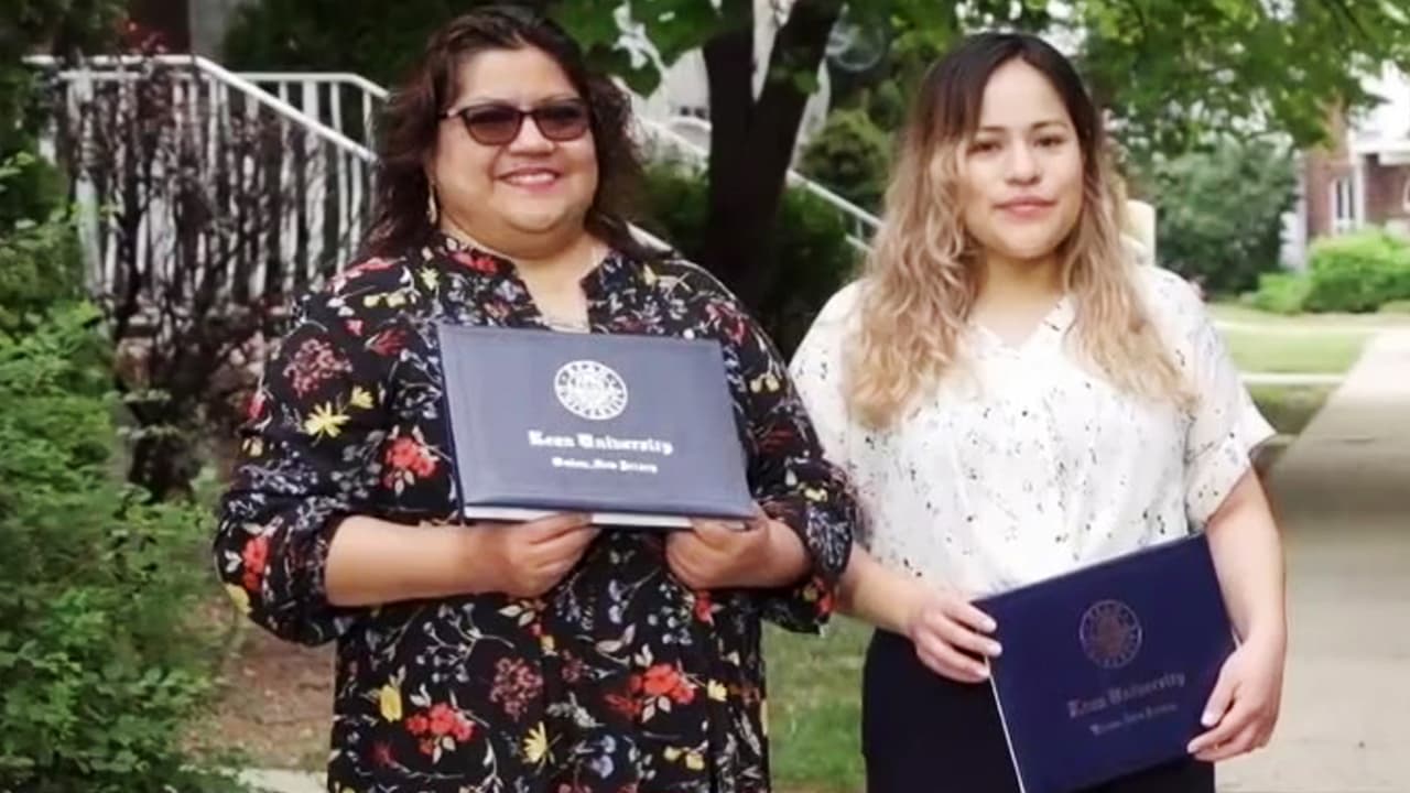 "Sí se puede lograr": madre e hija se gradúan juntas y comparten su inspiradora historia