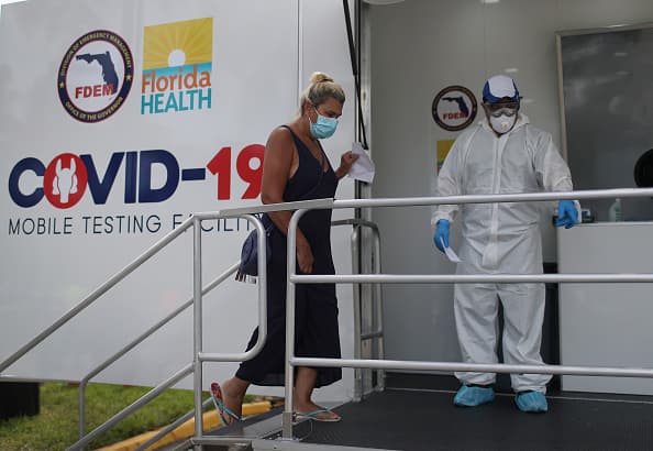 Controversial cambio en directrices de los CDC: personas expuestas al virus no necesariamente deben hacerse la prueba