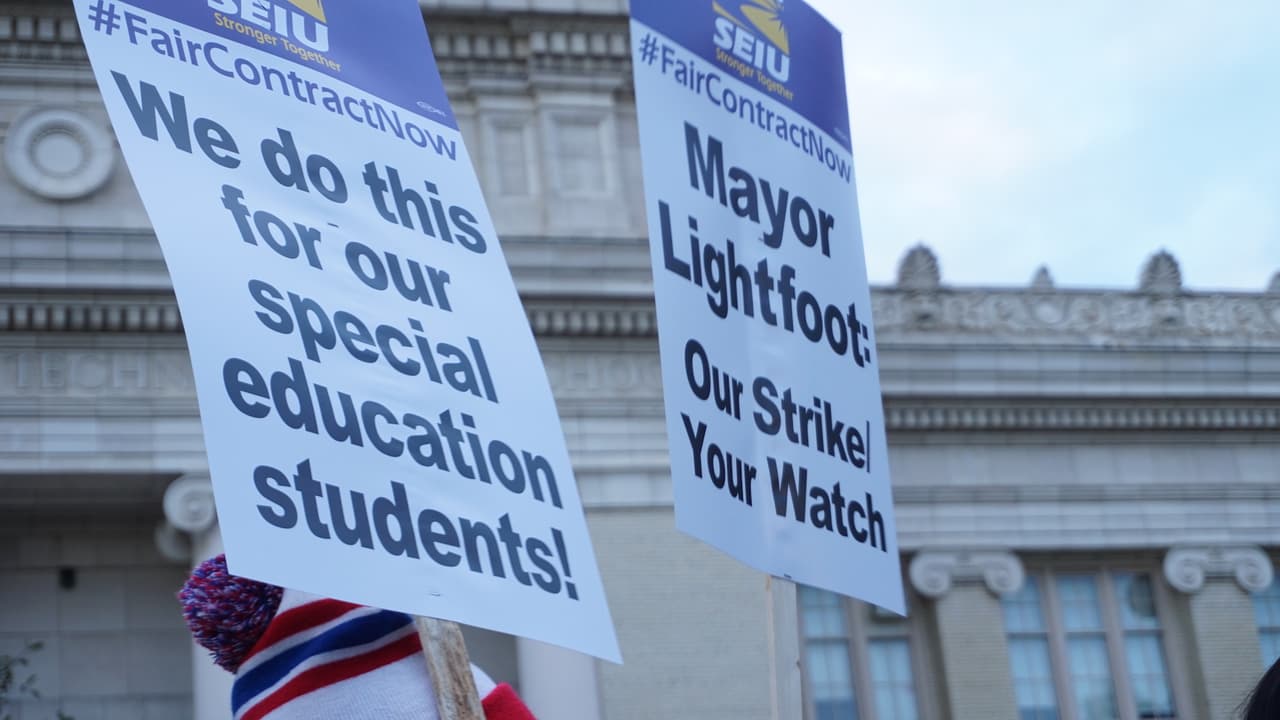 Lori Lightfoot no apoya las demandas de CTU porque 
<a href="https://www.univision.com/local/chicago-wgbo/cumplir-con-las-peticiones-del-sindicato-de-maestros-implicaria-un-costo-mas-para-la-ciudad-segun-lightfoot">argumenta que le van a costar a la ciudad</a> 2 mil quinientos millones de dólares.