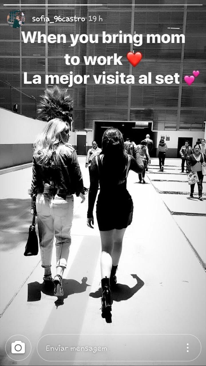 Con esta imagen publicada a través de sus historias en Instagram, Sofía Castro hizo del dominio público la visita de Angélica Rivera a Televisa. "Cuando traes a mamá al trabajo. La mejor visita al set", escribió.