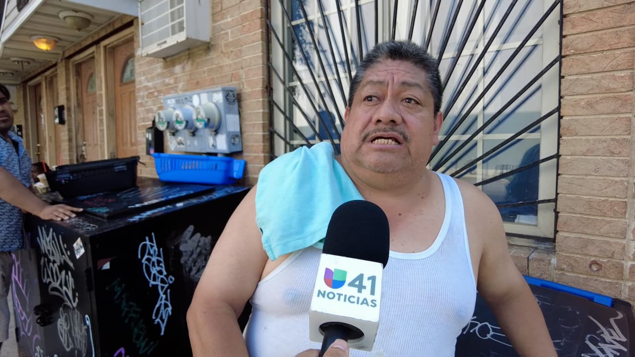 “Cuando salió mi hija y mi esposa y la otra hija. Él les atrancó la puerta. No los dejaba salir.
<b> Yo lo jalé y me lo traje para dentro y ya fue que salieron</b>”, señaló Francisco Soriano.
<br>