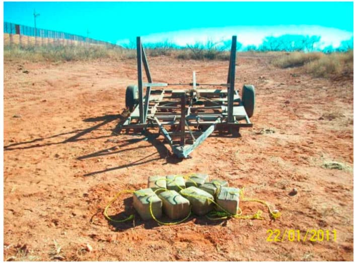 <b>Catapultas</b>
<br>El énfasis en construir un gran muro que separe a México de Estados Unidos, de hecho, parece ignorar la naturaleza misma del tráfico de drogas. En lugares en donde ya existen un muro divisorio, los narcotraficantes se han inventado maneras inimaginables para superar la altura de la pared y poner la droga del otro lado de la frontera, 
<a href="https://elpais.com/internacional/2017/02/15/actualidad/1487141975_917739.html">como esta catapulta</a>.