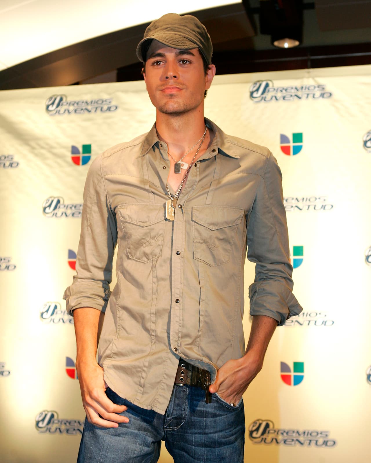 Enrique Iglesias así lució en 2005. Súper delgado y con una moda basada en gorras y camisas sueltas.
