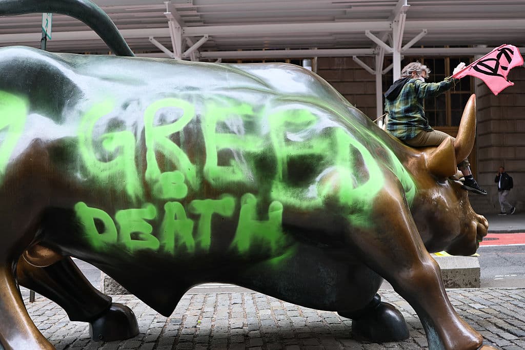 El Toro de Wall Street, instalado en 1989, ha sido objeto de protestas anteriores relacionadas con diversos movimientos sociales, convirtiéndose en un punto focal para manifestaciones en el distrito financiero de Nueva York.