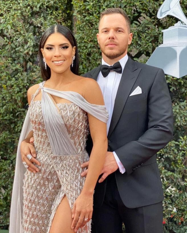 El público que la ha seguido desde su coronación como reina de Nuestra Belleza Latina en el año 2015 le envía múltiples muestras de cariño a través de redes sociales y en la fotografía juntos en esa noche de gala en Las Vegas alcanzó 220 mil 'me encanta'.