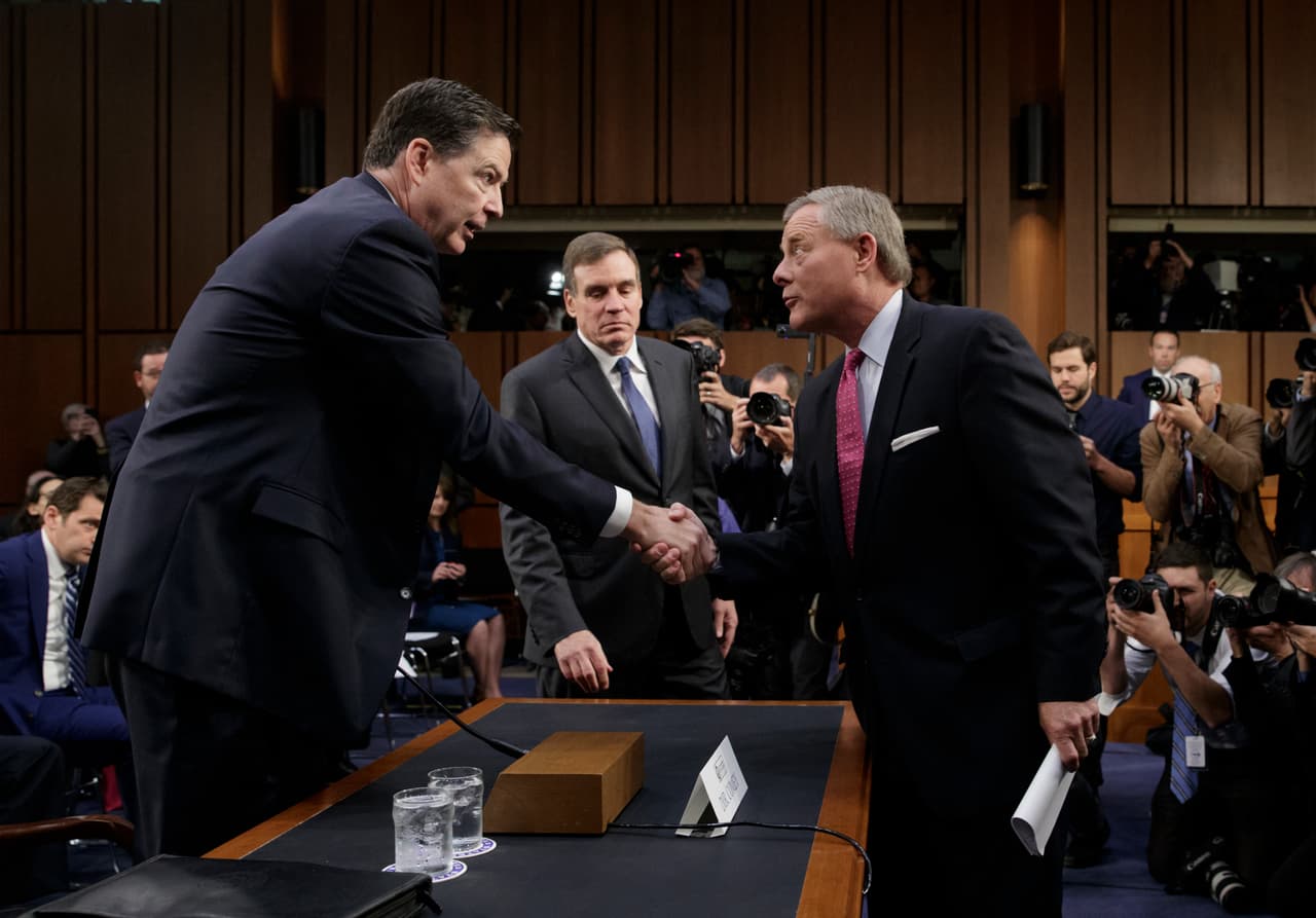 El saludo de James Comey al senador Republicano Richard Burr, presidente del comite de inteligencia del Senado.