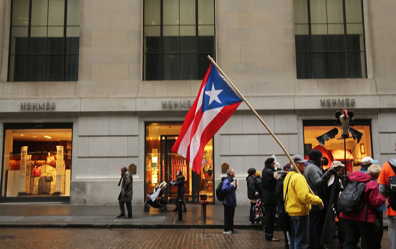 "No necesitamos más pobreza en la isla", afirmó por su parte la activista María Maisonet.