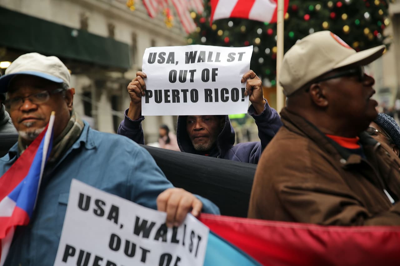"Puerto Rico agoniza porque es una colonia", se podía leer en las pancartas usadas en la marcha.