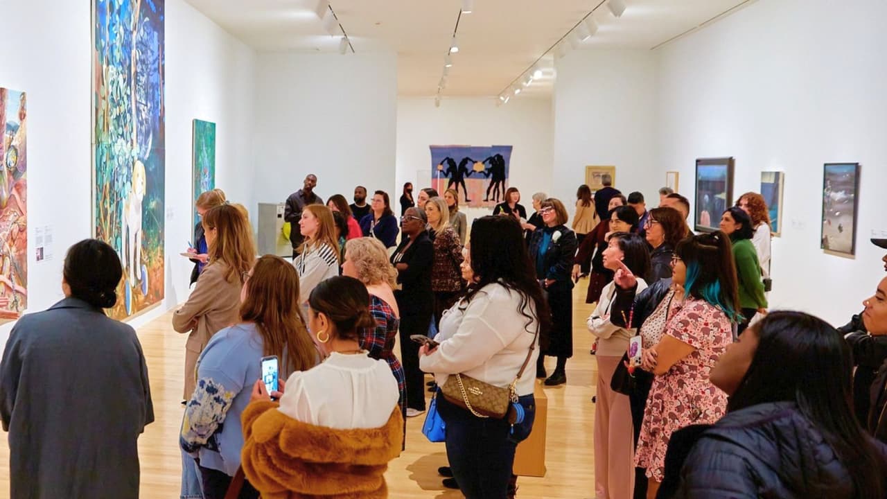 <h3 class="cms-H3-H3">🖼️ Visita cultural: Museo de Arte de Dallas (DMA) </h3>
<br>El Dallas Museum of Art tiene 
<b>entrada gratuita todo el año a sus colecciones permanentes.</b> Una buena opción para pasear, aprender algo nuevo y aprovechar el aire acondicionado. 
<br>📍 Dirección: 
<a href="https://g.co/kgs/8guWqPG" target="_blank">1717 N Harwood St, Dallas</a>
<br>📅 Abierto: viernes, sábado y domingo (cerrado lunes)
<br>💵 Entrada: 
<b>Gratis</b> 
<br>
<b>📌 Tip:</b> Pregunta por las actividades para niños.