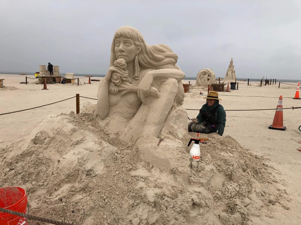 <b>Sanding Ovations</b> es un 
<b>evento gratuito</b> que incluye presenciar esculturas de arena, música en vivo con artistas nacionales y locales, vendedores de playa, fuegos artificiales.