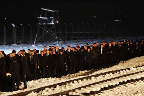 Hoy 27 de enero se conmemoran 70 años liberación de Auschwitz, el campo de concentración donde millones de seres humanos perdieron la vida por la terrible idea de exterminación de la población judía. Impresionante video #Auschwitz70 aquí Galería que la humanidad no debe olvidar.