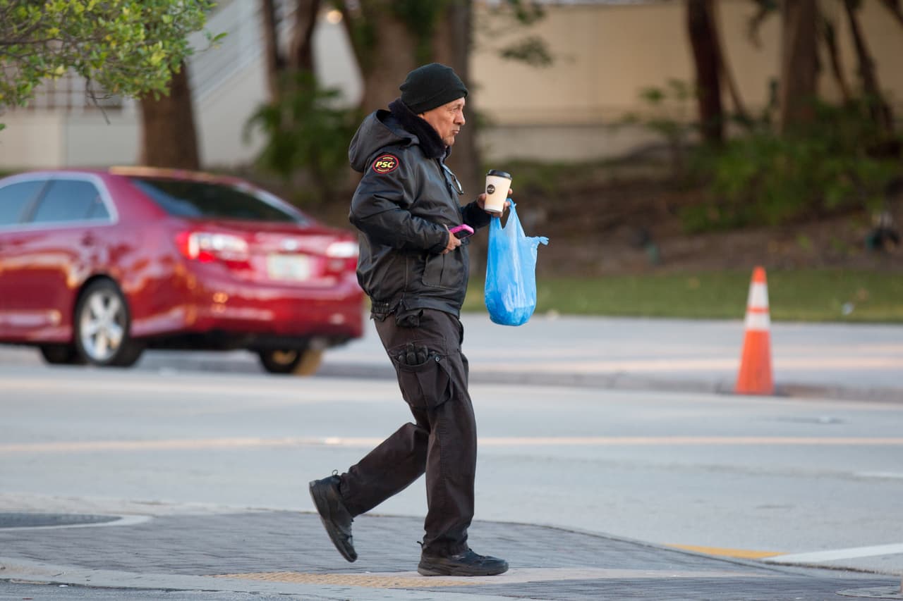 Además de las chaquetas y abrigos, algunos han optado por tomar bebidas calientes para calentarse en esta fría e inusual mañana.