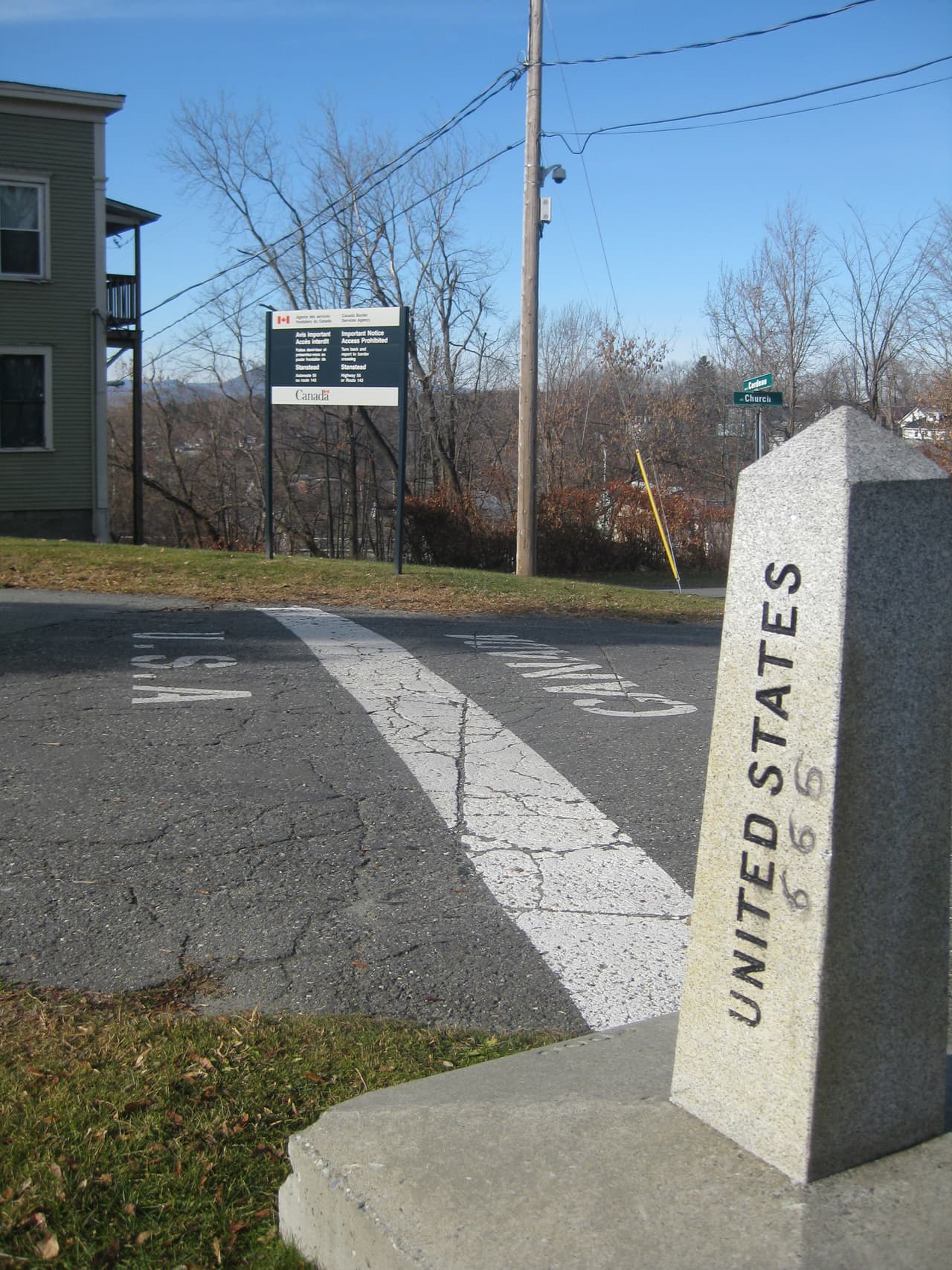 Linea divisoria entre Stanstead, Quebec y Derby Line, Vermont.