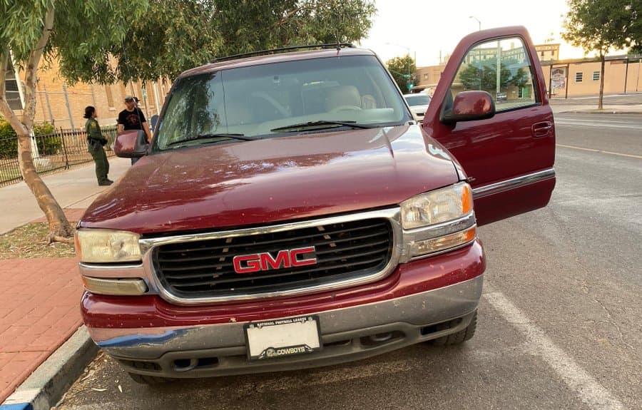 Camioneta en la cual eran transportados seis migrantes indocumentados y un cadáver en Douglas, Arizona, en julio de 2020.