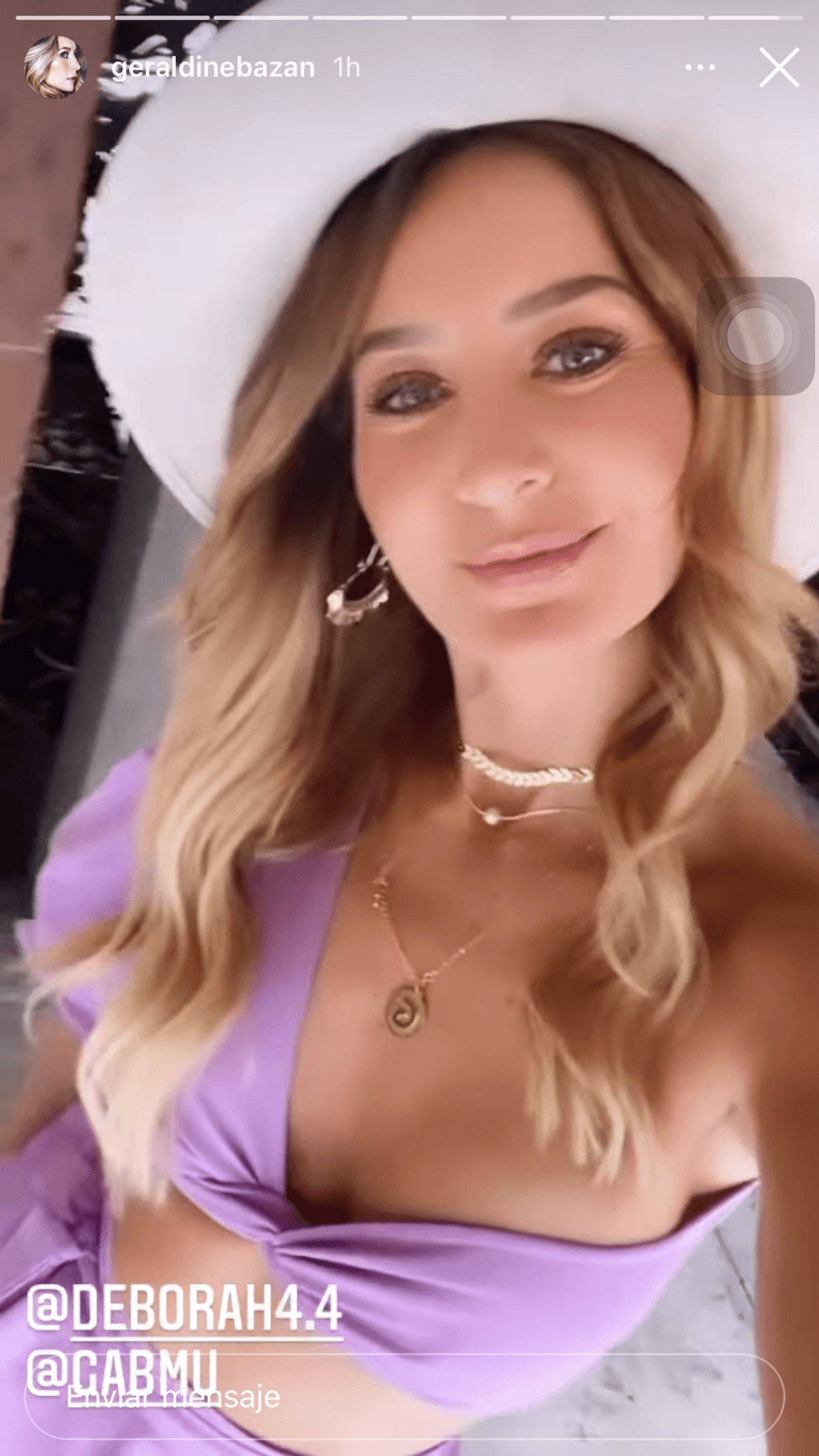 En ellas 
<b><a href="https://www.univision.com/famosos/geraldine-bazan-esta-feliz-de-vacaciones-junto-a-sus-hijas-pero-revelo-que-alguien-le-hace-falta-video" target="_blank">se le ve contenta</a></b>, un sentimiento que reafirmó tener en entrevista con el show mexicano 'Sale el sol', presentada el pasado viernes 2 de julio. 
<br>