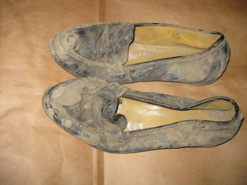 Los mocasines embarrados son un recuerdo de las lluvias que cayeron antes de que se hallara el cuerpo tirado en un campo.