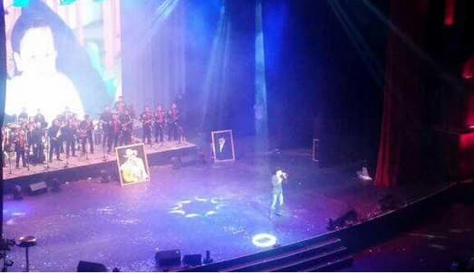 Julián subió al escenario para cantar y de fondo aparecieron unas imágenes de cuando era bebé.