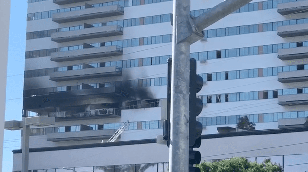 Un 
<a href="https://www.univision.com/local/los-angeles-kmex/ocho-heridos-por-incendio-en-edificio-residencial-al-oeste-de-los-angeles">incendio</a> de proporciones se reportó en uno de los tres edificios del complejo de apartamentos Barrington Plaza en el área de Brentwood, al oeste de Los Ángeles.