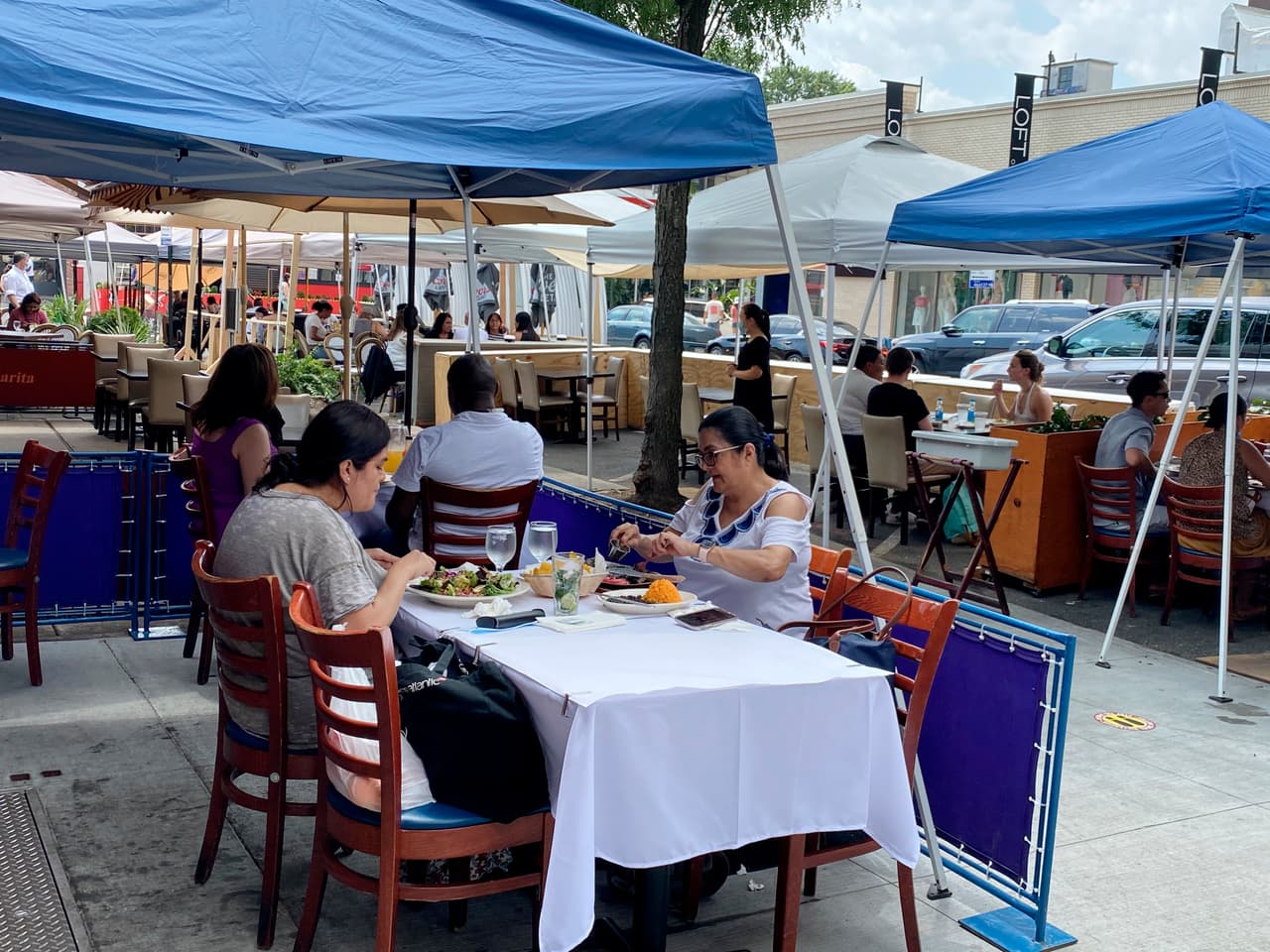 Evita comer fuera. Si tu meta es ahorrar, evita comer tantas veces fuera de casa y trata de prepara comida para varios días.