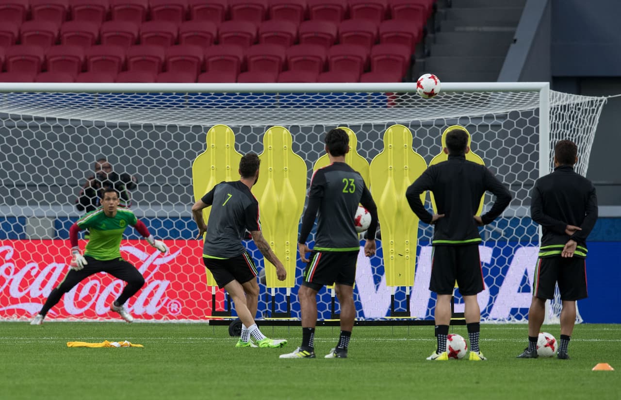 Jugadores como Miguel Layún, Andrés Guardado y Oswaldo Analís cobraron antes de retirarse del estadio.