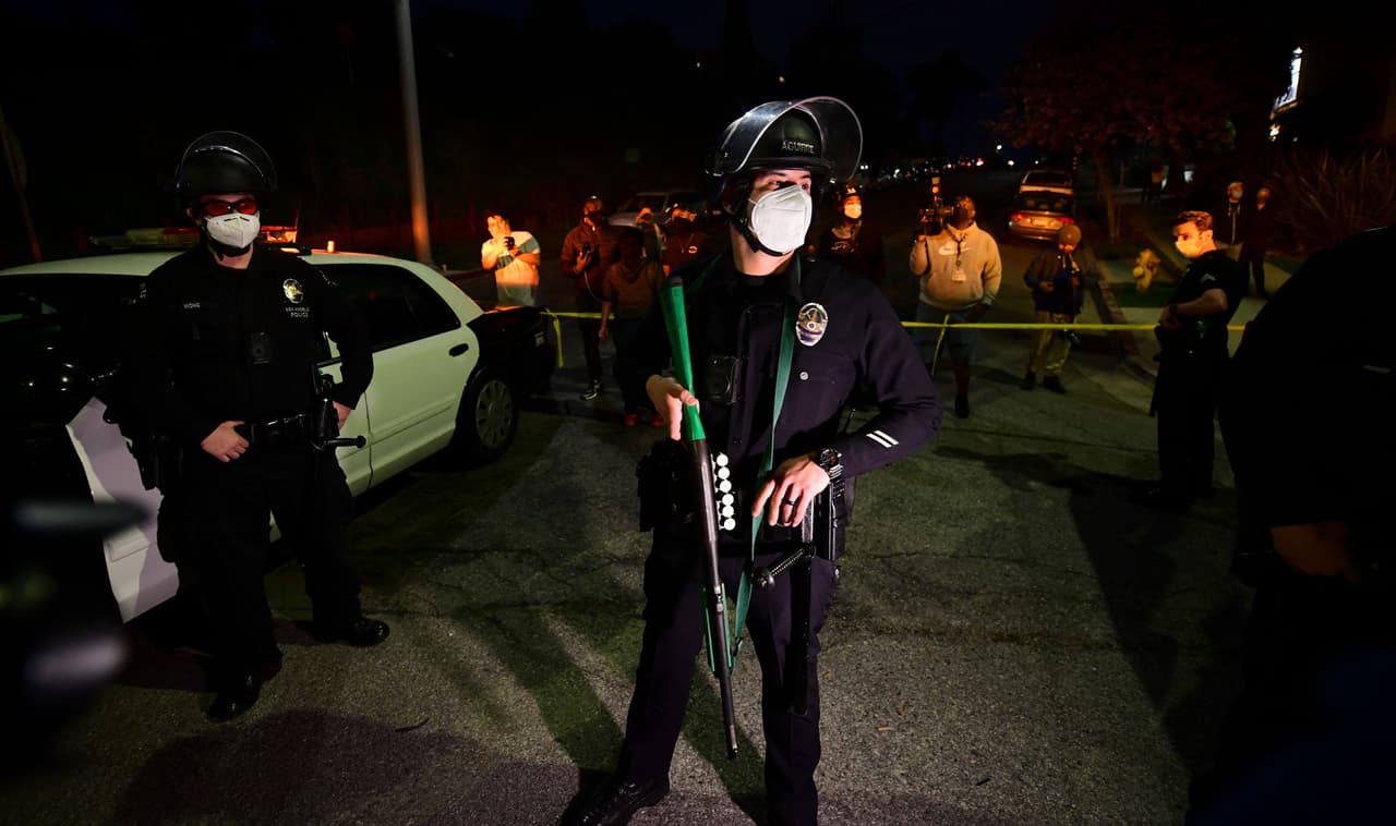 Unos 200 manifestantes que se encontraban en la zona protestando por la posible evacuación de las personas sin hogar que se encuentran en la zona estaban bloqueando una de las vías principales. Agentes del LAPD llegaron hasta el lugar para dispersar a la muchedumbre.