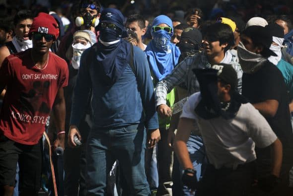 Lanzan piedras. Los estudiantes sostienen que estas personas fueron "infiltradas" en sus grupos por miembros del aparato de inteligencia del régimen de Nicolás Maduro. Los estudiantes llevaron a cabo una manifestación pacífica contra el régimen del mandatario Nicolás Maduro el 12 de febrero de 2014. Motorizados uniformados y con sus caras cubiertas, dispararon contra los manifestantes, matando a dos estudiantes y a un oficial.