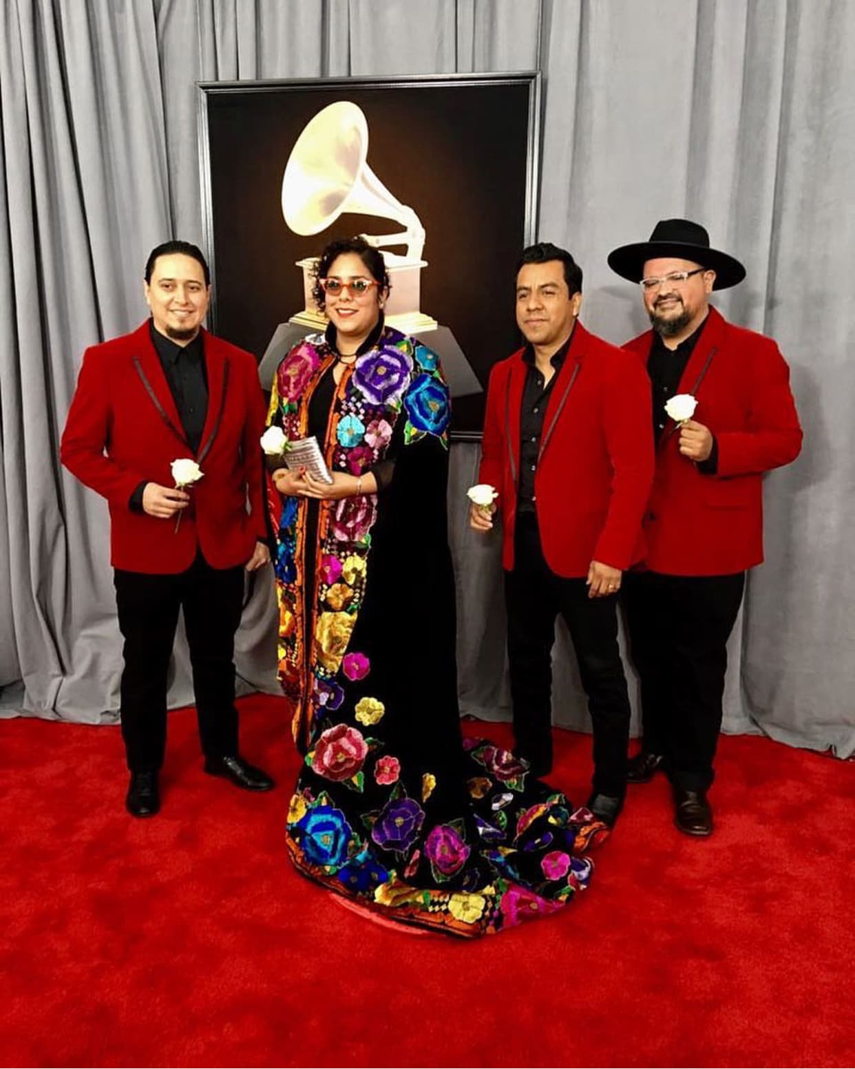 <b>La Santa Cecilia</b>, nominados en la categoría mejor álbum de pop latino, también llegaron a Nueva York.