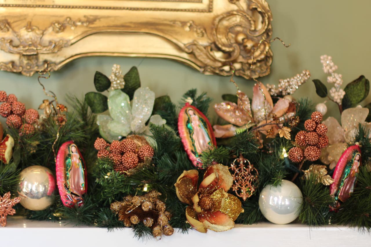 “Como un guiño a mi herencia, creamos una exhibición de guirnaldas con Nuestra Señora de Guadalupe. Los hermosos adornos siempre me recuerdan el verdadero motivo de la temporada”, publicó Abbott.