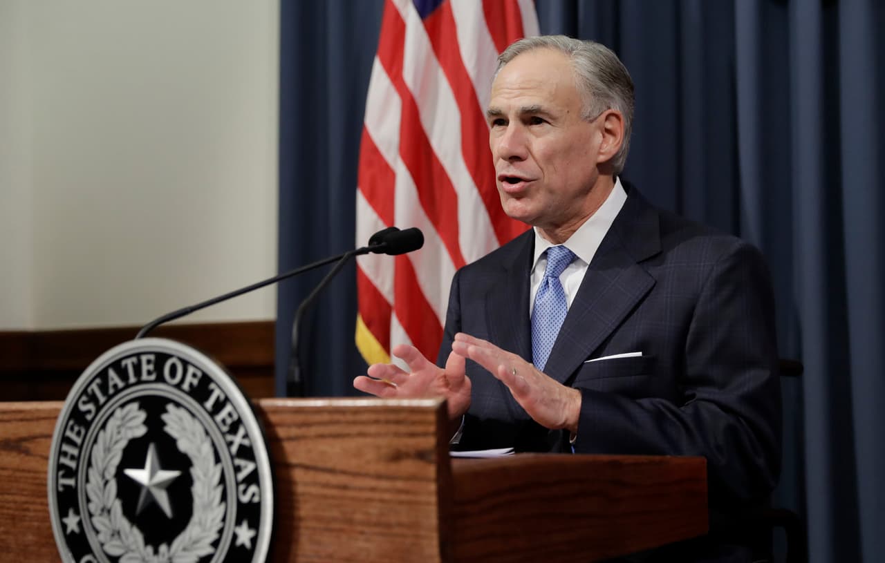 Mientras eso se decide, el gobernador de Texas, 
<a href="https://www.univision.com/temas/greg-abbott">Greg Abbott</a>, anunció este viernes que el estado participará en un programa federal proporcionar 
<a href="https://www.univision.com/local/austin-kakw/conoce-cuales-son-los-sintomas-secundarios-de-la-vacuna-contra-el-covid-19-video">vacunas contra el coronavirus</a> a los residentes y al personal de los centros de atención a largo plazo a fin de mes.
<br>