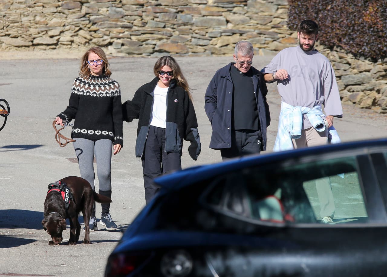 Las fotos salen a la luz al mismo tiempo en que se da a conocer que Joan Piqué y Monserrat Bernabéu, padres del astro de las canchas, supuestamente 
<b><a href="https://www.univision.com/famosos/shakira-pique-mama-gesto-feo" target="_blank">estarían "muy dolidos" con Shakira</a></b>
<a href="https://www.univision.com/famosos/shakira-pique-mama-gesto-feo" target="_blank"> </a>y volcando su "cariño" a Clara Chía Marti. 
<br>