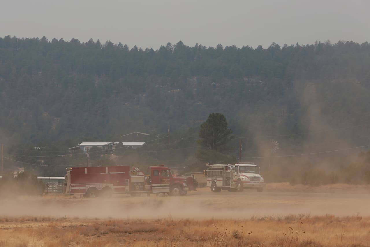 Miles de residentes han evacuado debido a las llamas que han carbonizado grandes extensiones de las montañas Sangre de Cristo en el noreste de Nuevo México, un total de 275 millas cuadradas (712 kilómetros cuadrados). Los vientos arremolinados con ráfagas de hasta 80 kilómetros por hora (50 millas por hora) dificultan predecir dónde irían las llamas más tarde el domingo y hasta el lunes.