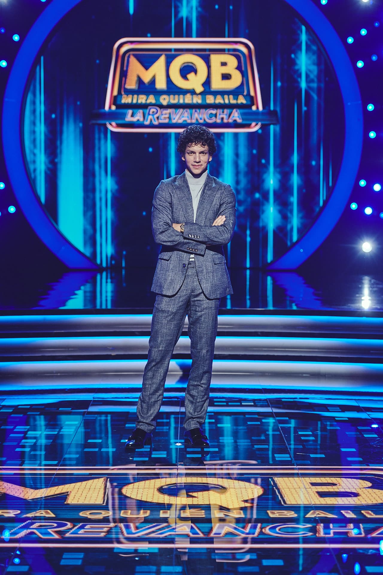 Como ya es costumbre, Isaac Hernández eligió un look muy casual y cómodo para la sexta gala del concurso de baile. Esta vez prefirió usar un jersey en cuello de tortuga que combinó con un traje gris con zapatos negros.