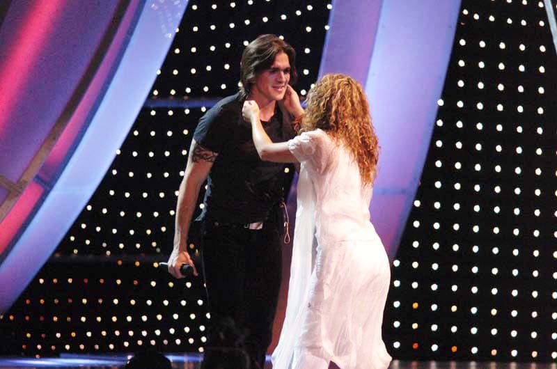 <b>2006</b>
<br>El colombiano Juanes abrió el show y enseguida presentó a Shakira, con lo que desmintió que entre ellos hubiera alguna rivalidad, pues son paisanos.