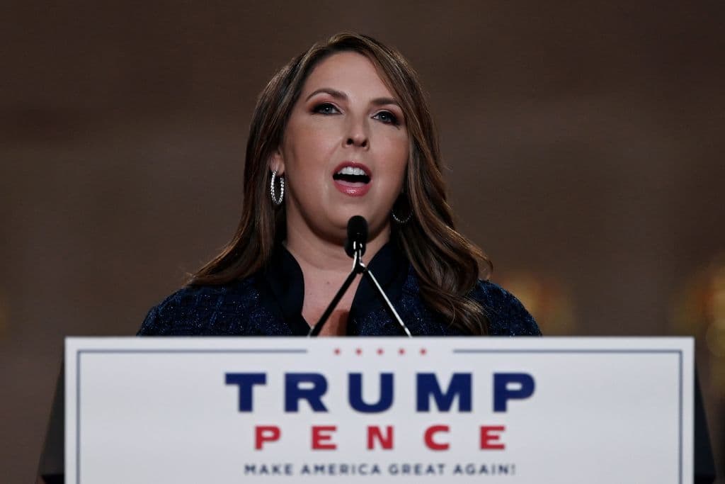 <b>Ronna McDaniel</b>, presidenta del Comité Nacional Republicano, dio positivo por coronavirus hace varios días, según dijo su portavoz el viernes por la mañana. McDaniel estuvo por última vez con el presidente Trump hace una semana en un acto de recaudación de fondos del 25 de septiembre, y voló a casa el sábado a Michigan, donde ha estado desde entonces. "Después de que un miembro de su familia diera positivo en el test de covid-19, la presidenta se sometió a la prueba del virus. El miércoles por la tarde, recibió la confirmación de que era positivo", dijo el portavoz en un comunicado.