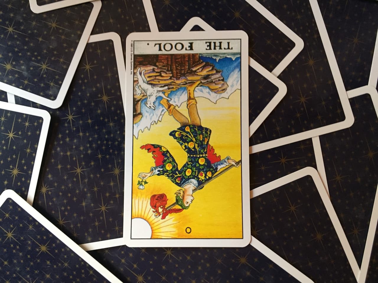 Como suele ocurrir con toda carta del tarot, si te sale el Loco en posición invertida o al revés en tu lectura, el significado también varía un poco. Si bien está la necesidad de irte en esa nueva misión, de cerrar ciclos y aventurarte a algo distinto, puede ser que estés temeroso o hasta estancado, con el pavor de dar ese paso necesario.