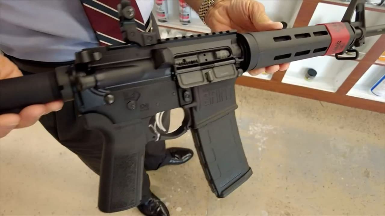 Arrestan a un joven con un rifle AR-15 en un juego de baloncesto en una secundaria